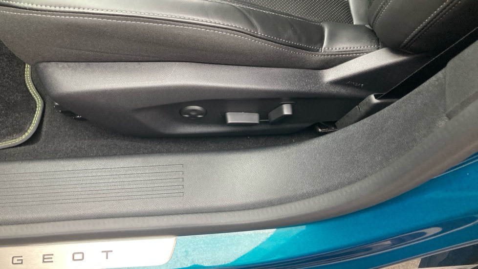 Peugeot 408 1.2 Hybrid 136 GT 5dr e-DSC6 Petrol Hatchback - Image 41