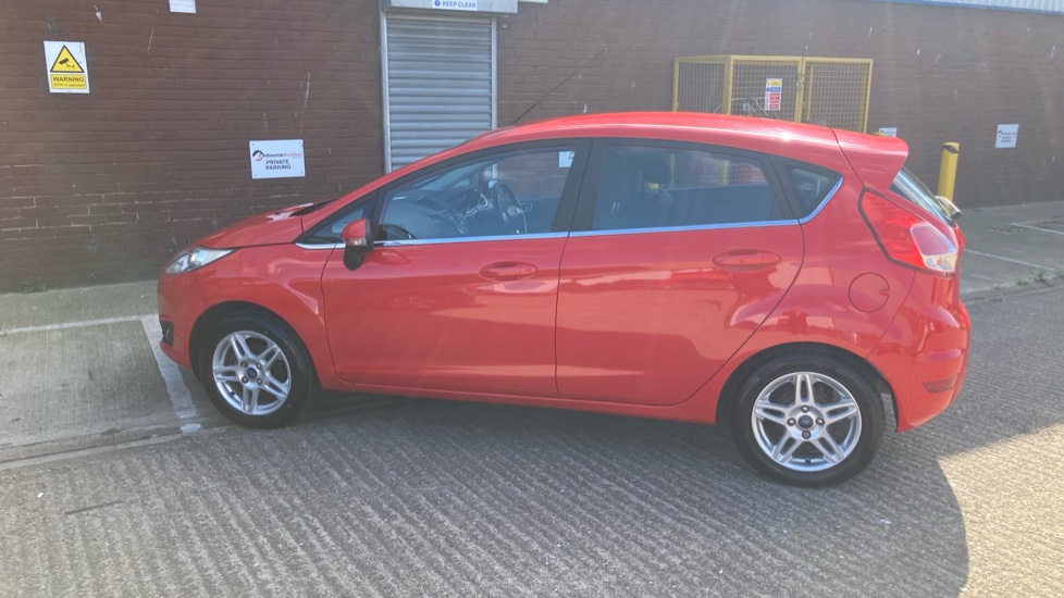 Ford Fiesta 1.25 82 Zetec 5dr Petrol Hatchback - Image 32
