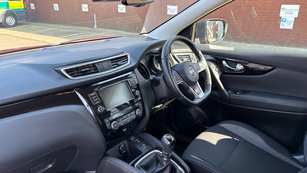 Nissan Qashqai 1.3 DiG-T Acenta Premium 5dr Petrol Hatchback - Image 9