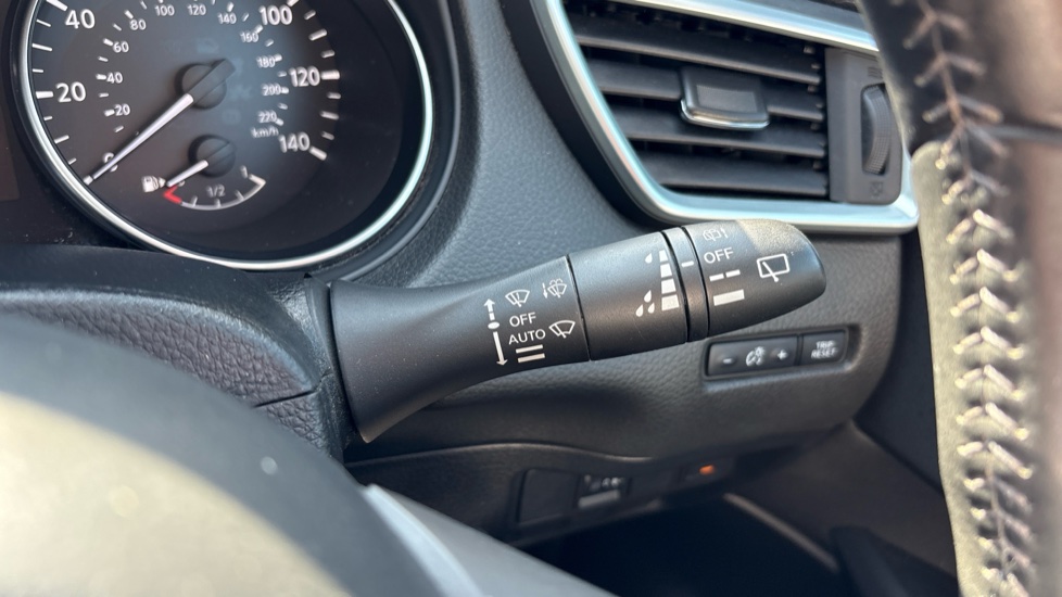 Nissan Qashqai 1.3 DiG-T Acenta Premium 5dr Petrol Hatchback - Image 32