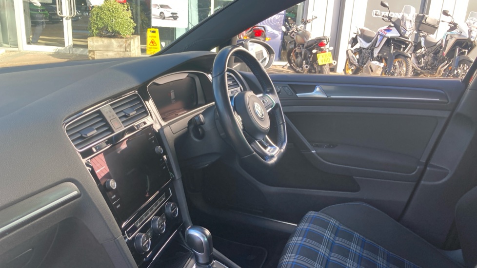 Volkswagen Golf 1.4 TSI GTE Advance 5dr DSG Hatchback - Image 25