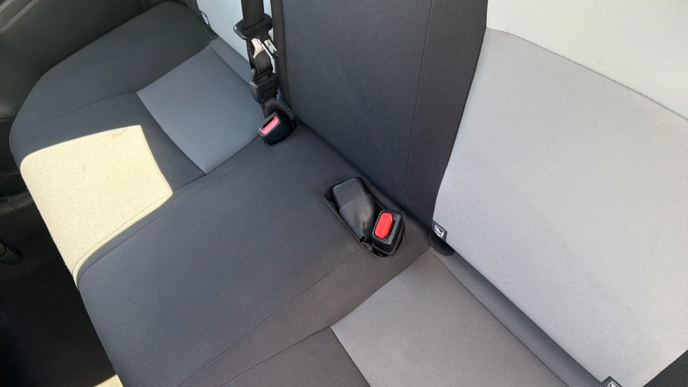 Toyota Yaris 1.5 VVT-i Icon 5dr Petrol Hatchback - Image 17