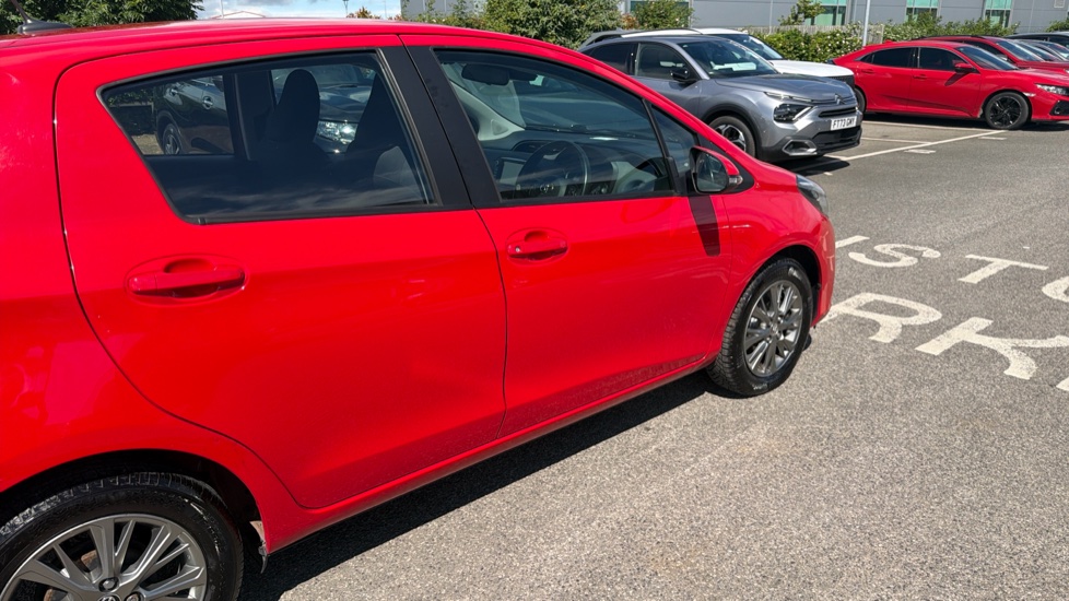 Toyota Yaris 1.5 VVT-i Icon 5dr Petrol Hatchback - Image 28