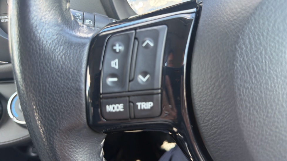 Toyota Yaris 1.5 VVT-i Icon 5dr Petrol Hatchback - Image 31