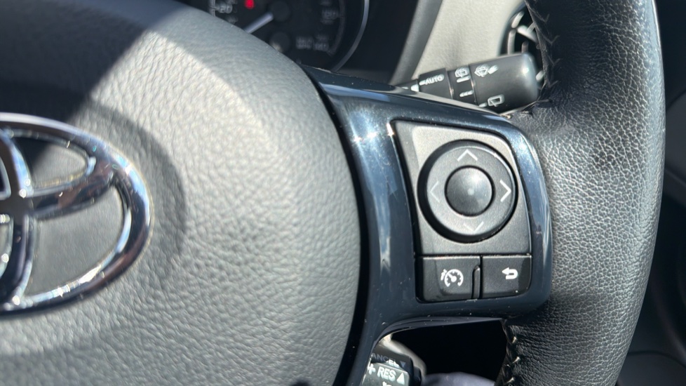 Toyota Yaris 1.5 VVT-i Icon 5dr Petrol Hatchback - Image 32