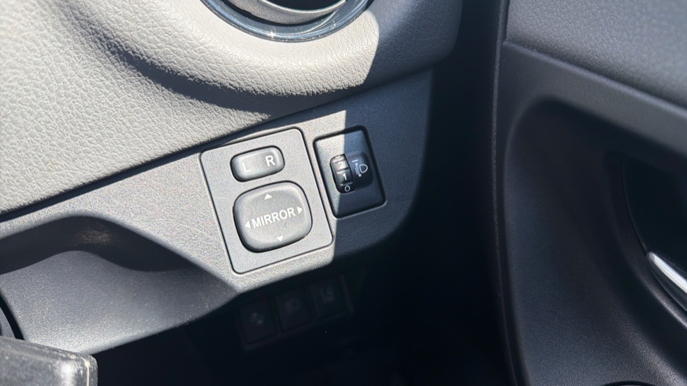 Toyota Yaris 1.5 VVT-i Icon 5dr Petrol Hatchback - Image 33