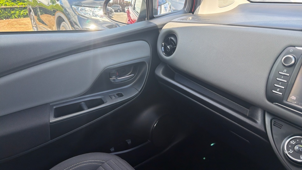 Toyota Yaris 1.5 VVT-i Icon 5dr Petrol Hatchback - Image 35