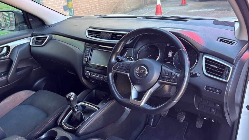 Nissan Qashqai 1.5 dCi [115] N-Motion 5dr Diesel Hatchback - Image 11