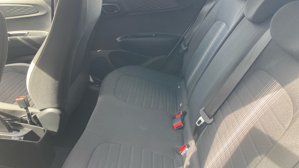 Hyundai i10 1.0 [63] Advance 5dr [Nav] Petrol Hatchback - Image 16
