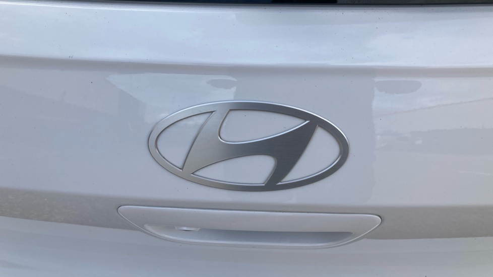 Hyundai i10 1.0 [63] Advance 5dr [Nav] Petrol Hatchback - Image 23