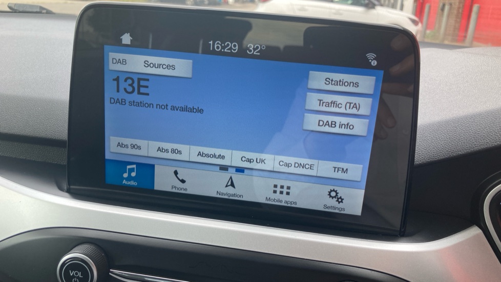 Ford Focus 1.0 EcoBoost 125 Zetec 5dr Petrol Hatchback - Image 31