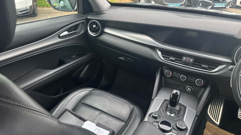 Alfa Romeo Stelvio 2.0 Turbo 280 Speciale 5dr Auto Petrol Estate - Image 14