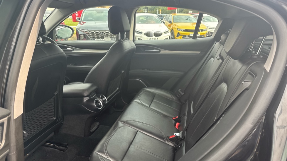 Alfa Romeo Stelvio 2.0 Turbo 280 Speciale 5dr Auto Petrol Estate - Image 16