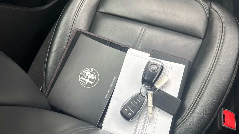 Alfa Romeo Stelvio 2.0 Turbo 280 Speciale 5dr Auto Petrol Estate - Image 19