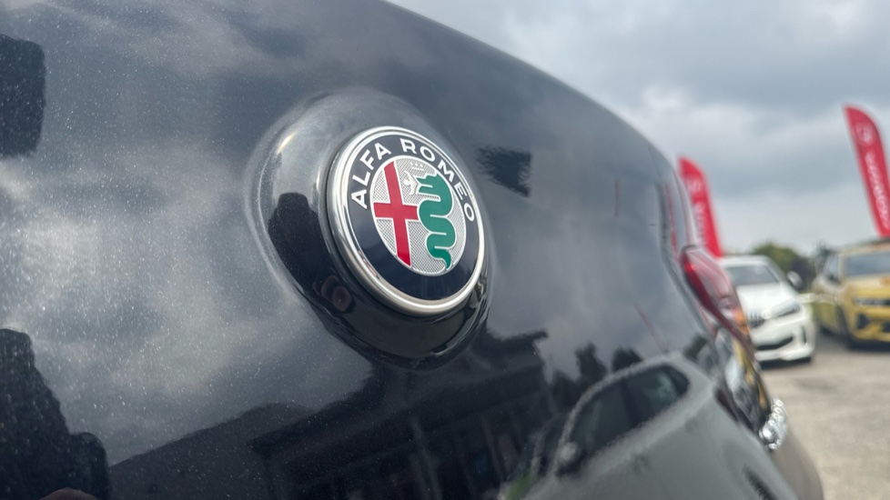 Alfa Romeo Stelvio 2.0 Turbo 280 Speciale 5dr Auto Petrol Estate - Image 23