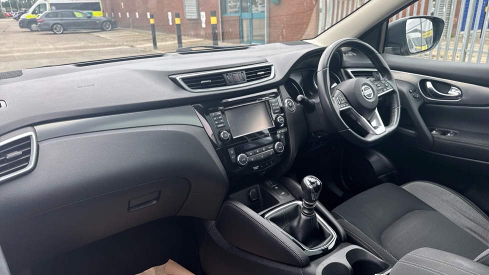 Nissan Qashqai 1.2 DiG-T N-Connecta 5dr Petrol Hatchback - Image 9