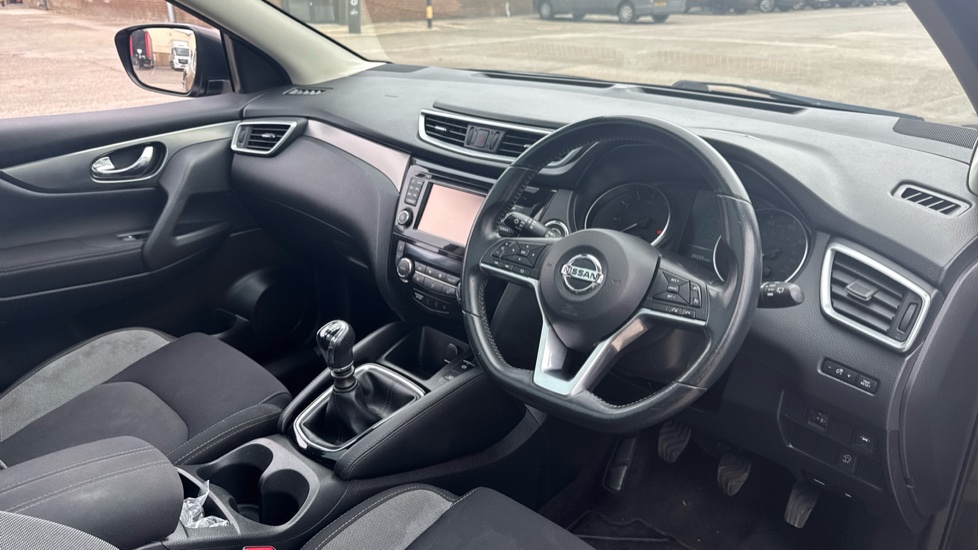 Nissan Qashqai 1.2 DiG-T N-Connecta 5dr Petrol Hatchback - Image 11
