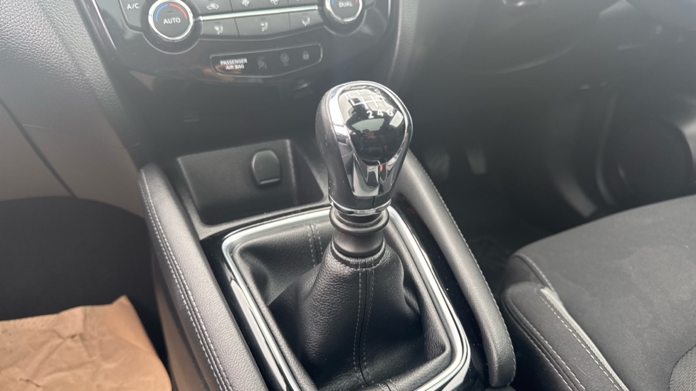 Nissan Qashqai 1.2 DiG-T N-Connecta 5dr Petrol Hatchback - Image 13