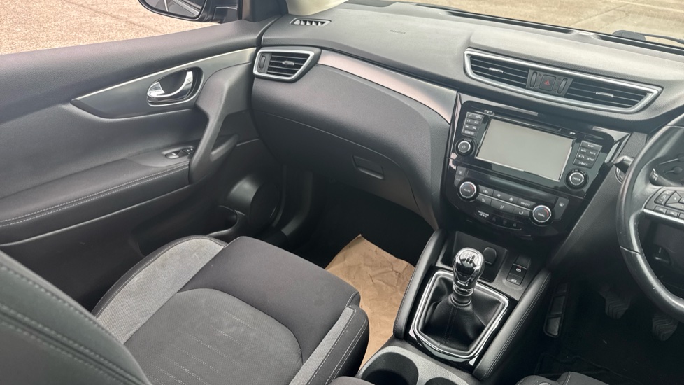 Nissan Qashqai 1.2 DiG-T N-Connecta 5dr Petrol Hatchback - Image 14