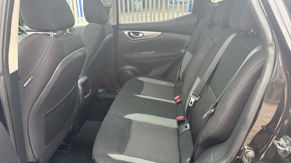 Nissan Qashqai 1.2 DiG-T N-Connecta 5dr Petrol Hatchback - Image 16