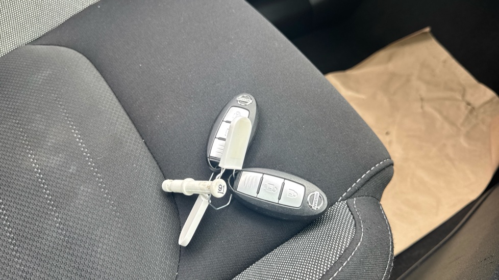 Nissan Qashqai 1.2 DiG-T N-Connecta 5dr Petrol Hatchback - Image 20