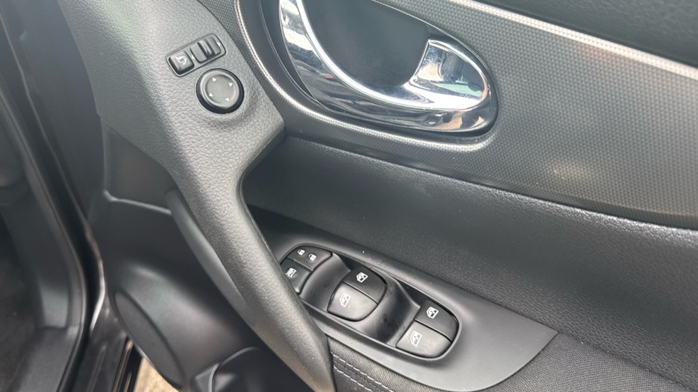 Nissan Qashqai 1.2 DiG-T N-Connecta 5dr Petrol Hatchback - Image 27