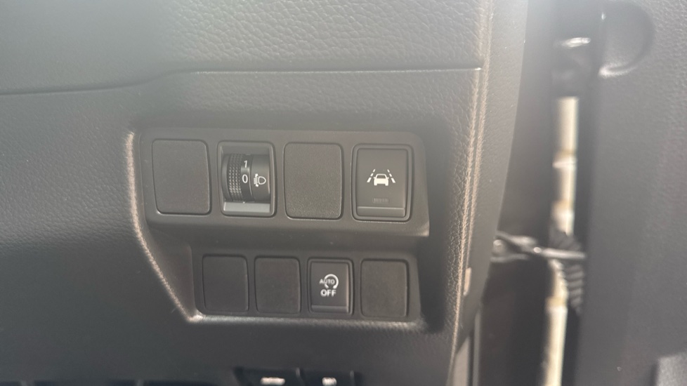 Nissan Qashqai 1.2 DiG-T N-Connecta 5dr Petrol Hatchback - Image 28
