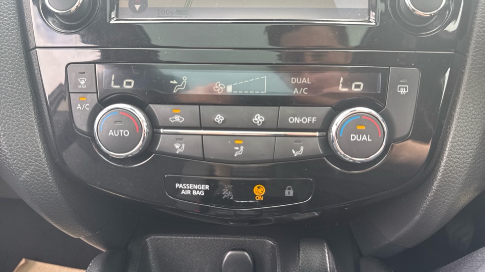 Nissan Qashqai 1.2 DiG-T N-Connecta 5dr Petrol Hatchback - Image 30