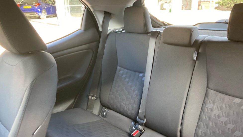 Toyota Yaris 1.5 Hybrid Icon 5dr CVT Hybrid Hatchback - Image 38