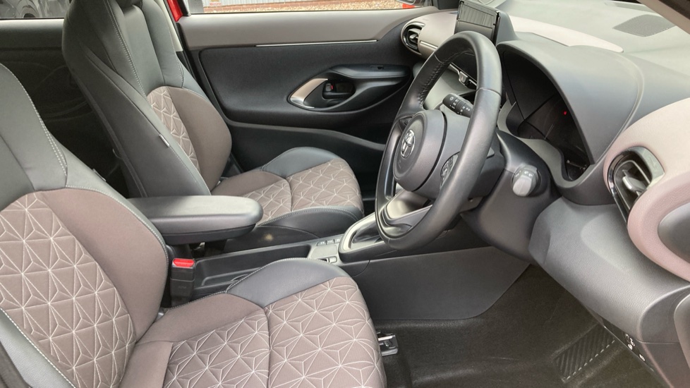 Toyota Yaris Cross 1.5 Hybrid Excel 5dr CVT Hybrid Estate - Image 12