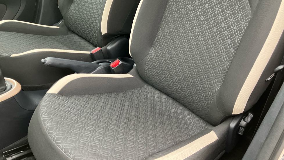 Toyota Aygo X 1.0 VVT-i Edge 5dr Petrol Hatchback - Image 17