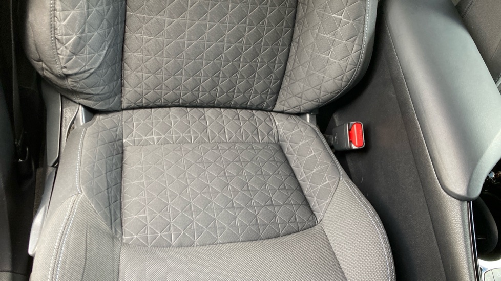 Toyota C-HR 1.8 Hybrid Design 5dr CVT Hybrid Hatchback - Image 14