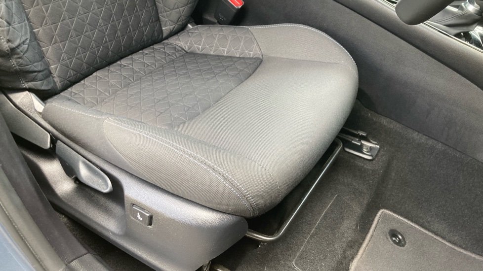 Toyota C-HR 1.8 Hybrid Design 5dr CVT Hybrid Hatchback - Image 17