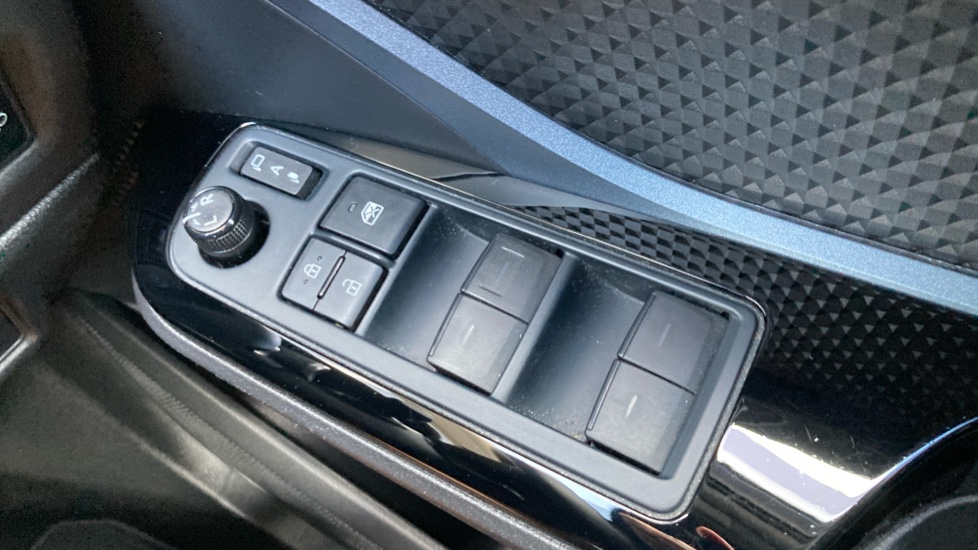 Toyota C-HR 1.8 Hybrid Design 5dr CVT Hybrid Hatchback - Image 30
