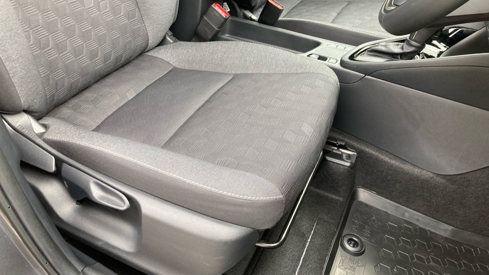 Toyota Yaris 1.5 Hybrid Design 5dr CVT Hybrid Hatchback - Image 17