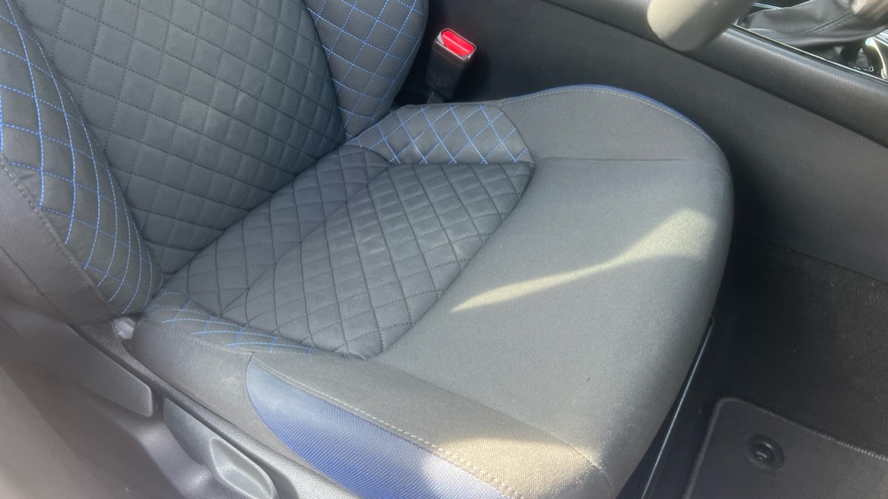 Toyota C-HR 2.0 Hybrid Dynamic 5dr CVT Hybrid Hatchback - Image 17