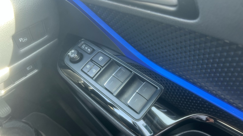 Toyota C-HR 2.0 Hybrid Dynamic 5dr CVT Hybrid Hatchback - Image 29