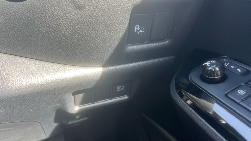 Toyota C-HR 2.0 Hybrid Dynamic 5dr CVT Hybrid Hatchback - Image 35