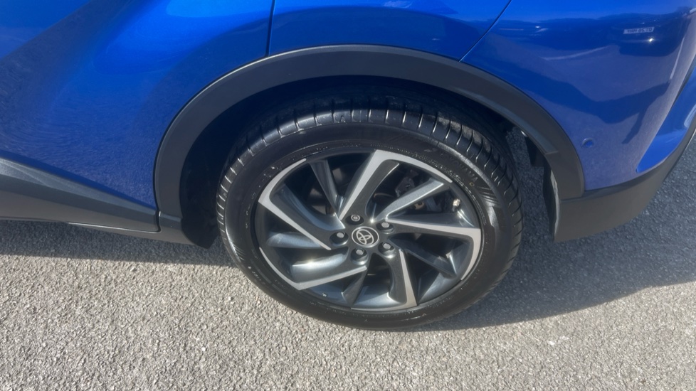 Toyota C-HR 2.0 Hybrid Dynamic 5dr CVT Hybrid Hatchback - Image 38