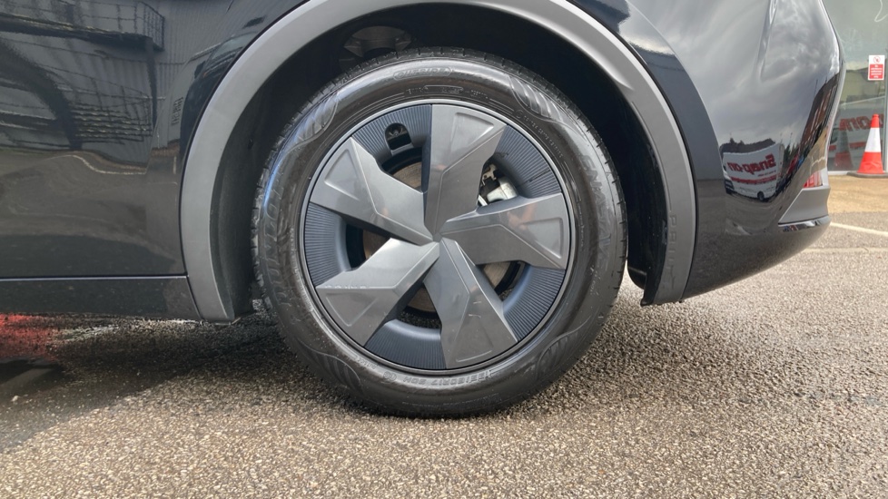 Toyota Prius 2.0 PHEV Design 5dr CVT Hatchback - Image 25