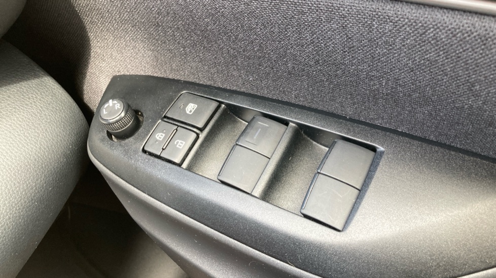 Toyota Yaris 1.5 Hybrid Design 5dr CVT Hybrid Hatchback - Image 32
