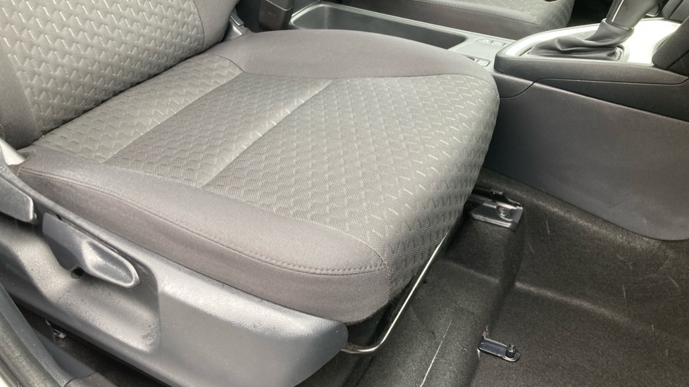 Toyota Yaris Cross 1.5 Hybrid Icon 5dr CVT Hybrid Estate - Image 17