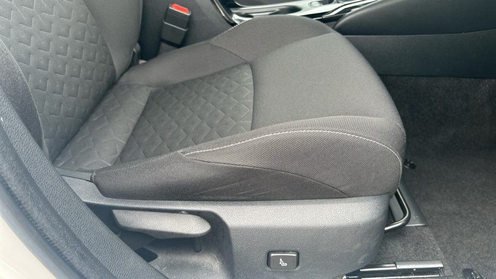 Toyota Corolla 1.8 VVT-i Hybrid Icon 5dr CVT Hybrid Estate - Image 17