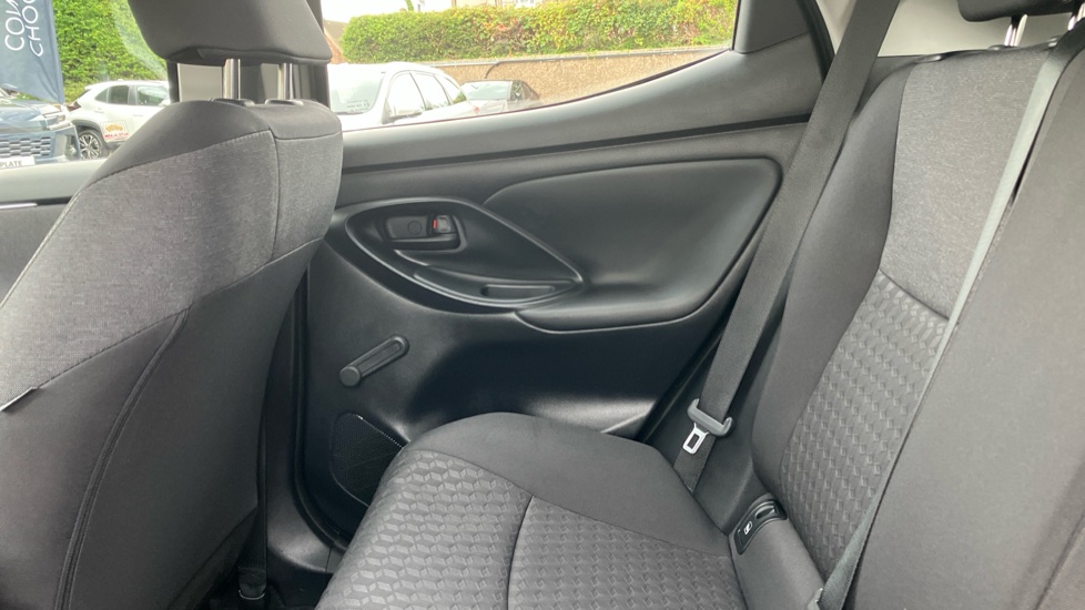 Toyota Yaris 1.5 Hybrid Icon 5dr CVT Hybrid Hatchback - Image 15