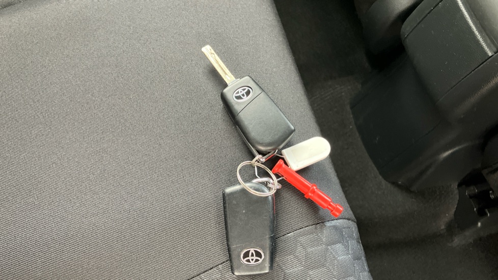 Toyota Yaris 1.5 Hybrid Icon 5dr CVT Hybrid Hatchback - Image 28