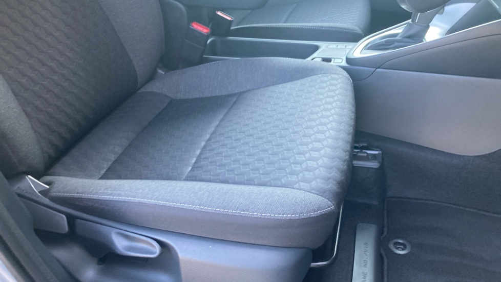 Toyota Yaris 1.5 Hybrid Design 5dr CVT Hybrid Hatchback - Image 17