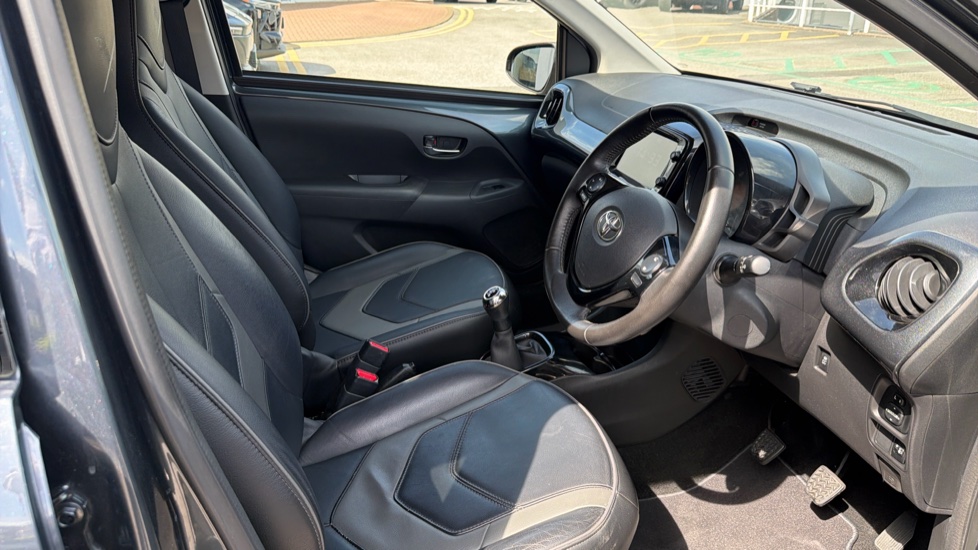 Toyota Aygo 1.0 VVT-i X-Clusiv 3 5dr Petrol Hatchback - Image 12