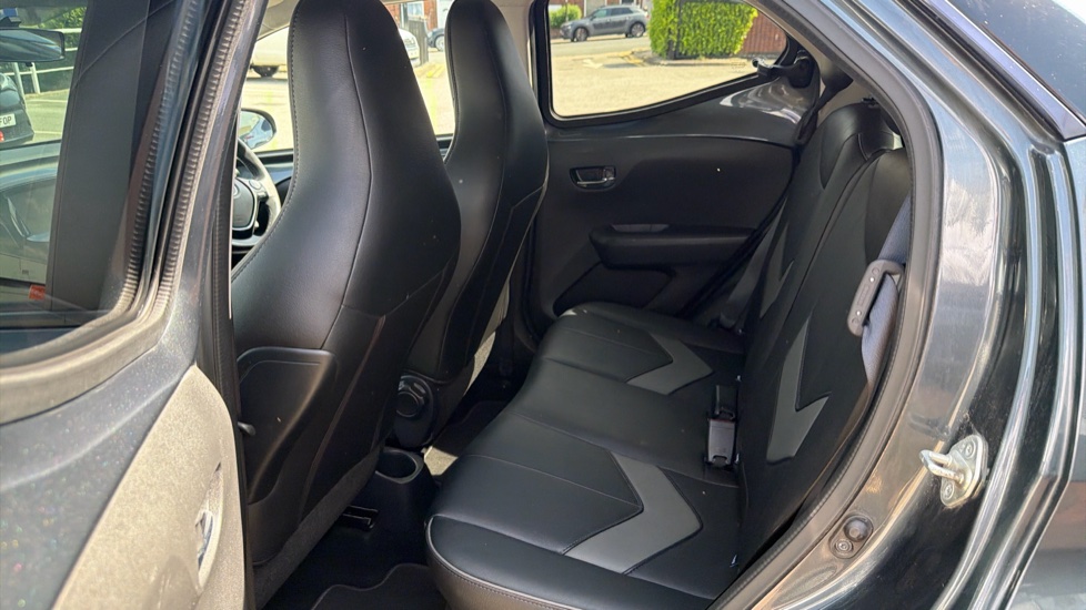 Toyota Aygo 1.0 VVT-i X-Clusiv 3 5dr Petrol Hatchback - Image 15
