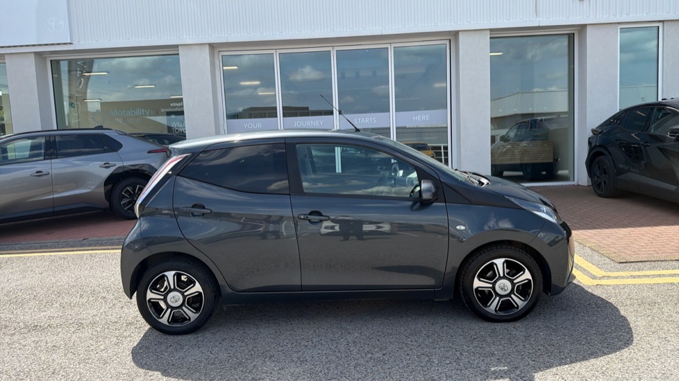 Toyota Aygo 1.0 VVT-i X-Clusiv 3 5dr Petrol Hatchback - Image 23