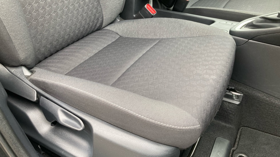 Toyota Yaris 1.5 Hybrid Design 5dr CVT Hybrid Hatchback - Image 17